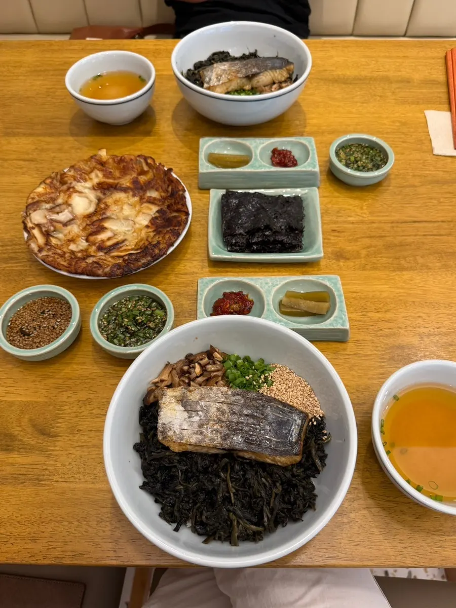 삼치곤드레밥과 한판버섯이 함께 차려진 2인 한 상