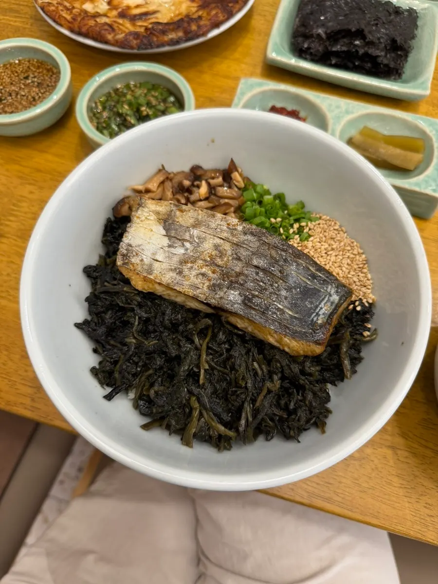 큼지막한 삼치가 올라간 삼치곤드레밥