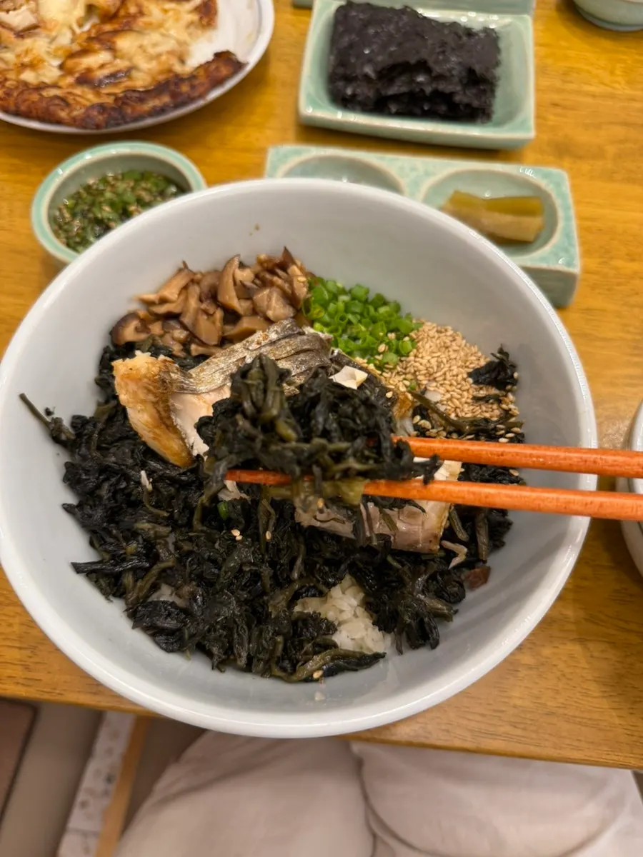 밥 아래 깔린 곤드레 나물과 버섯 조림
