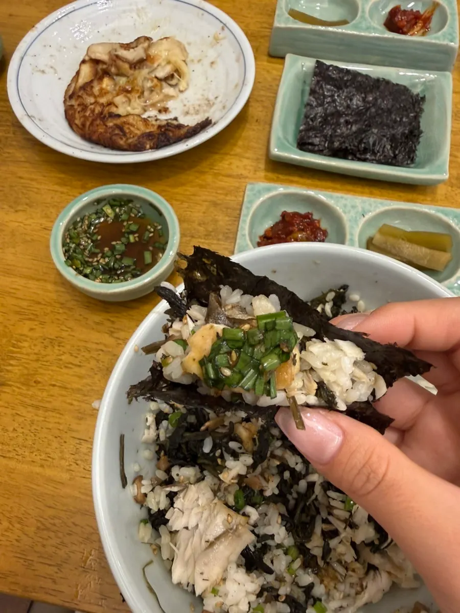 곱창김에 곤드레밥과 삼치를 올린 모습