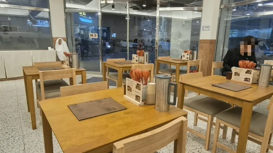 깔끔한 분위기의 향택 성서계명대점 홀