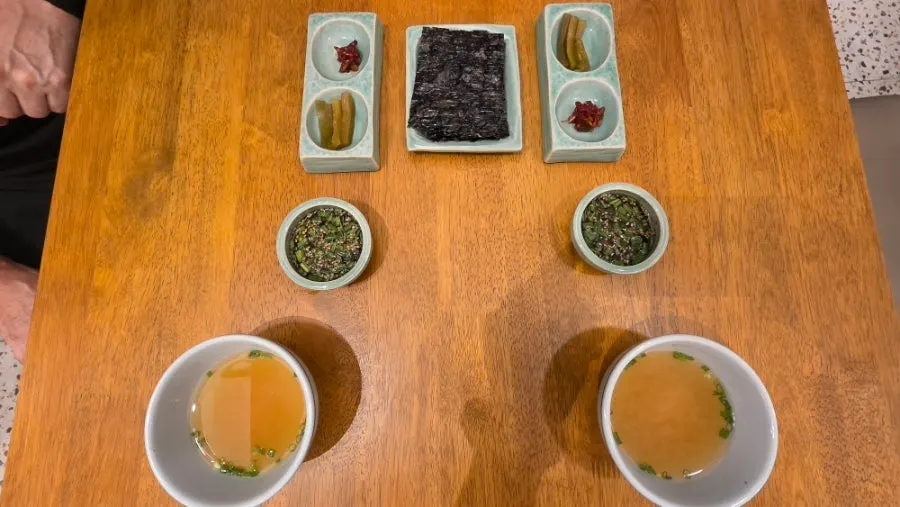 곱창돌김과 궁채장아찌 등 기본 상차림