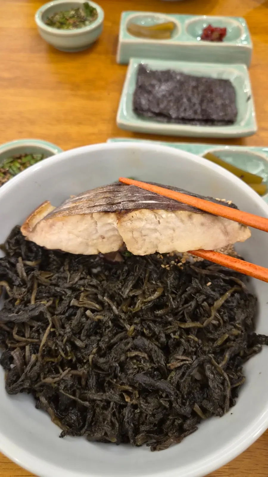삼치살을 발라 밥 위에 올린 모습