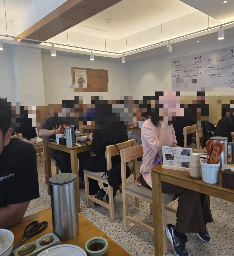 점심시간 손님이 찬 홀 좌석