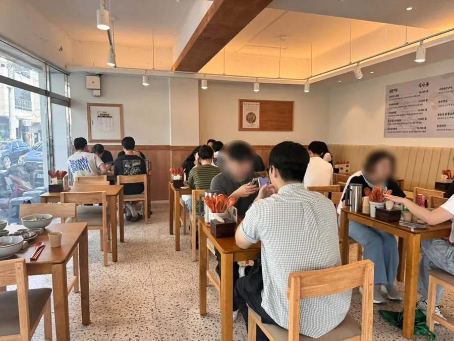 향택 성서계명대점 대기 공간