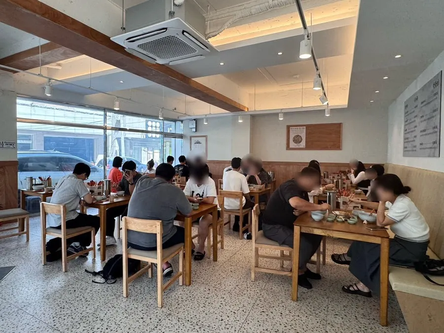 2인석과 단체석이 있는 향택 성서계명대점 내부