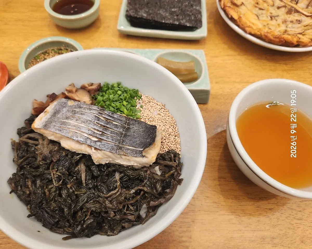 Main image of the mackerel gondre rice spread at Hyangtaek Seongseo Keimyung University Branch