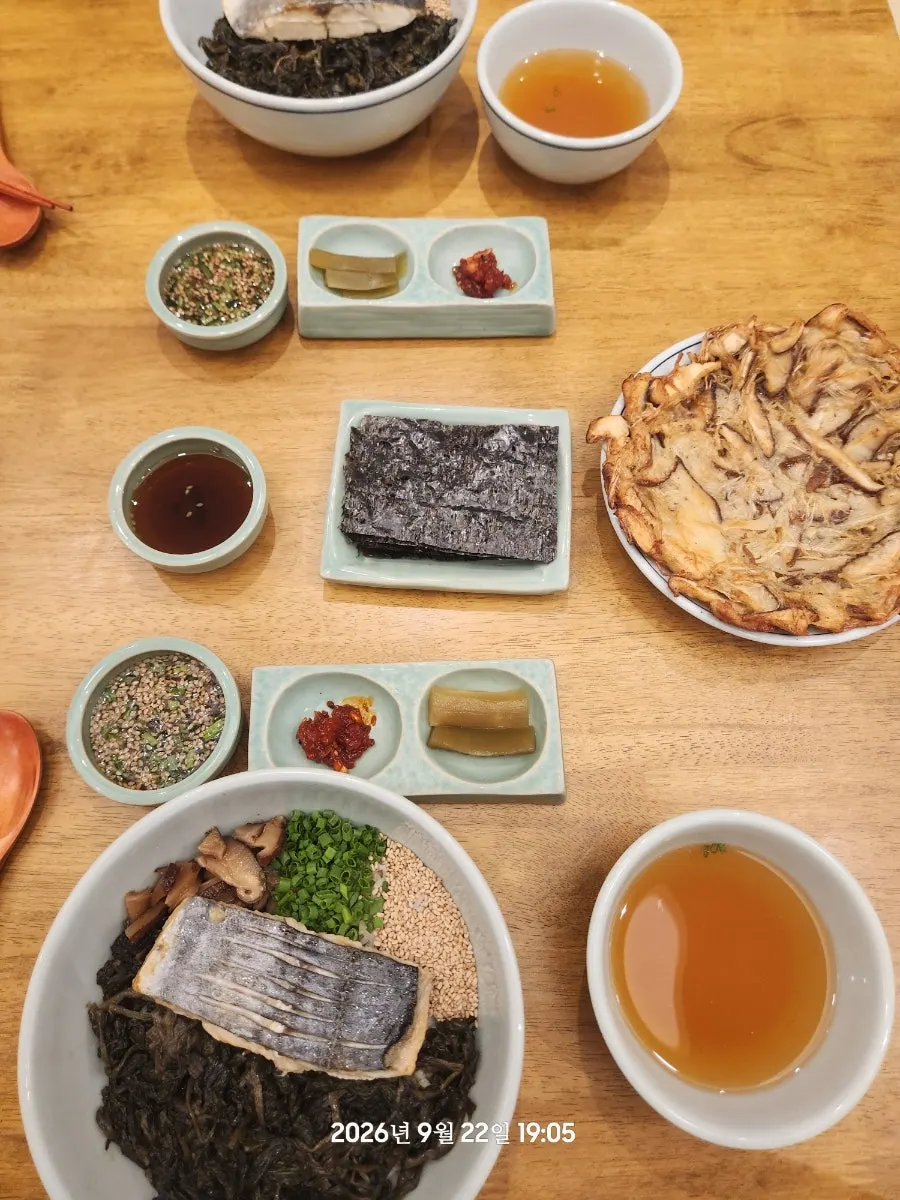 삼치곤드레밥 두 그릇과 한판버섯 차려진 2인 한상