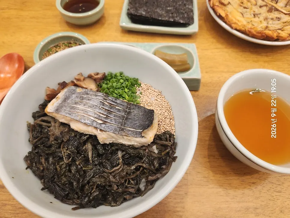 Mackerel gondre rice topped with boneless mackerel and gondre herb