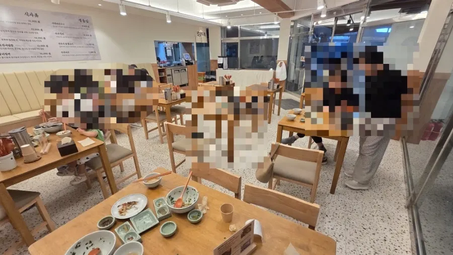 The spacious, clean interior of Hyangtaek Seongseo Keimyung University Branch