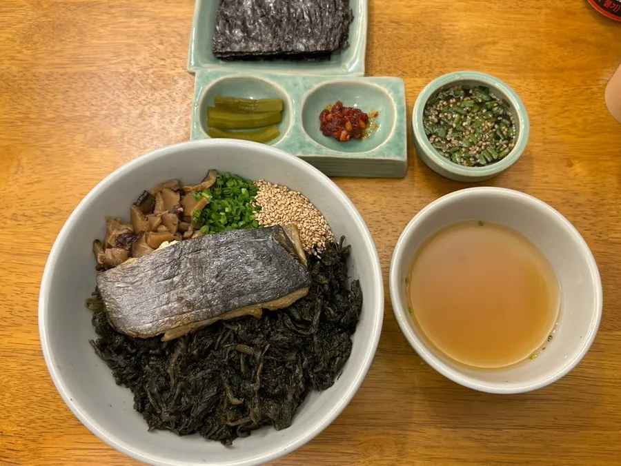 Mackerel gondre rice piled high with gondre herb