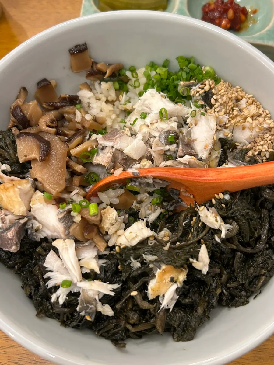 Rice bowl with mackerel, mushrooms, and gondre