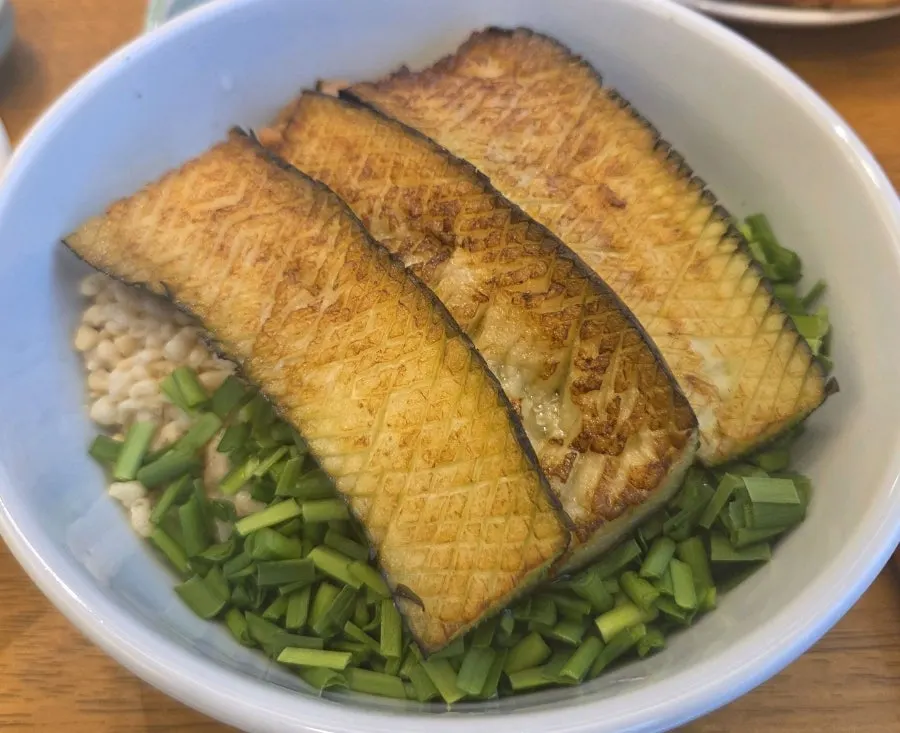 Gopchang dolgim with mixed gondre rice