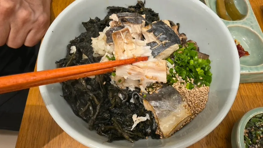 The mackerel gondre rice spread after finishing the meal