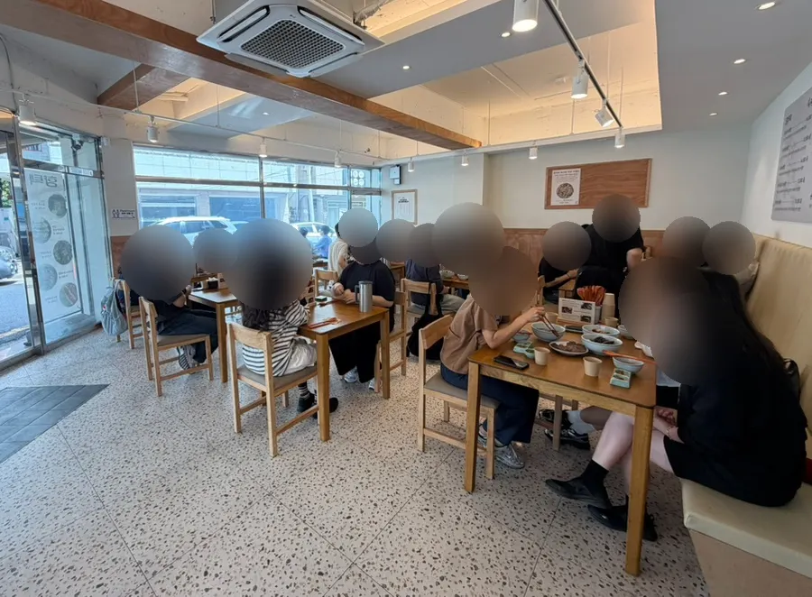 향택 입구 쪽 대기 손님 모습