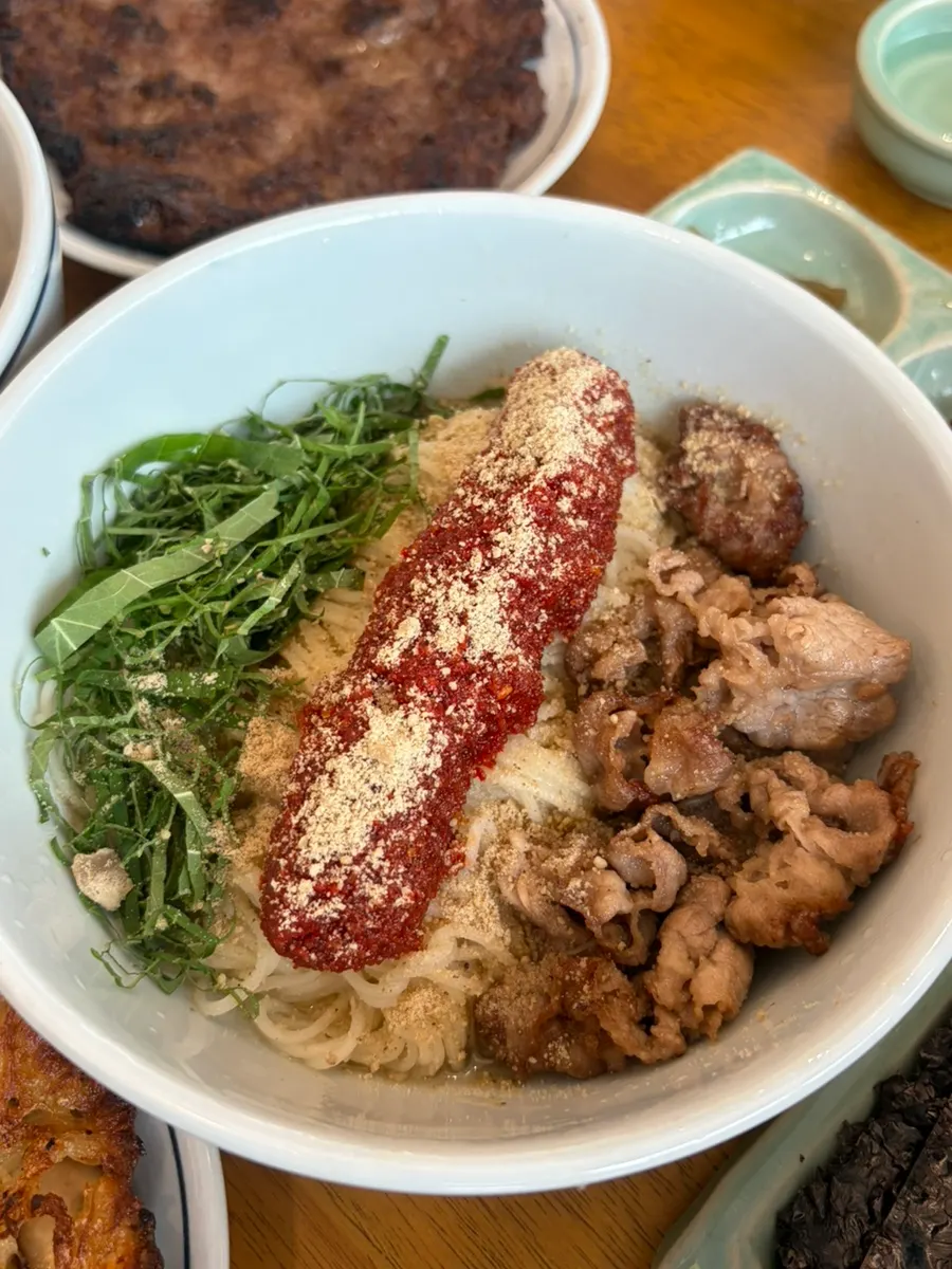곱창김과 젓갈, 궁채가 놓인 향택 반상
