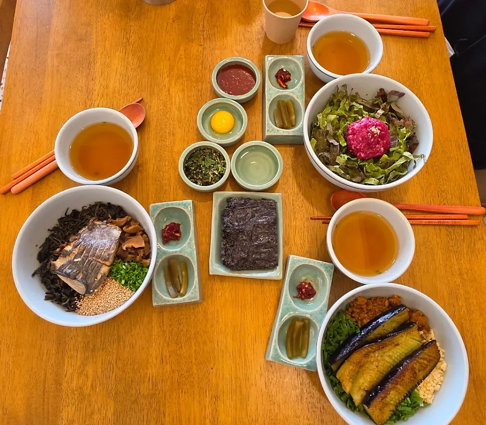 Mackerel gondre rice, eggplant doenjang rice bowl, and yukhoe bibimbap on the table