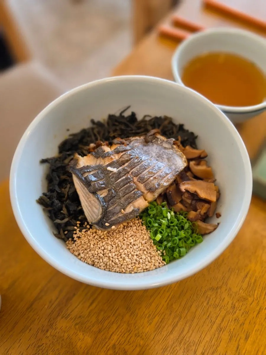 Mackerel gondre rice topped with chive seasoning