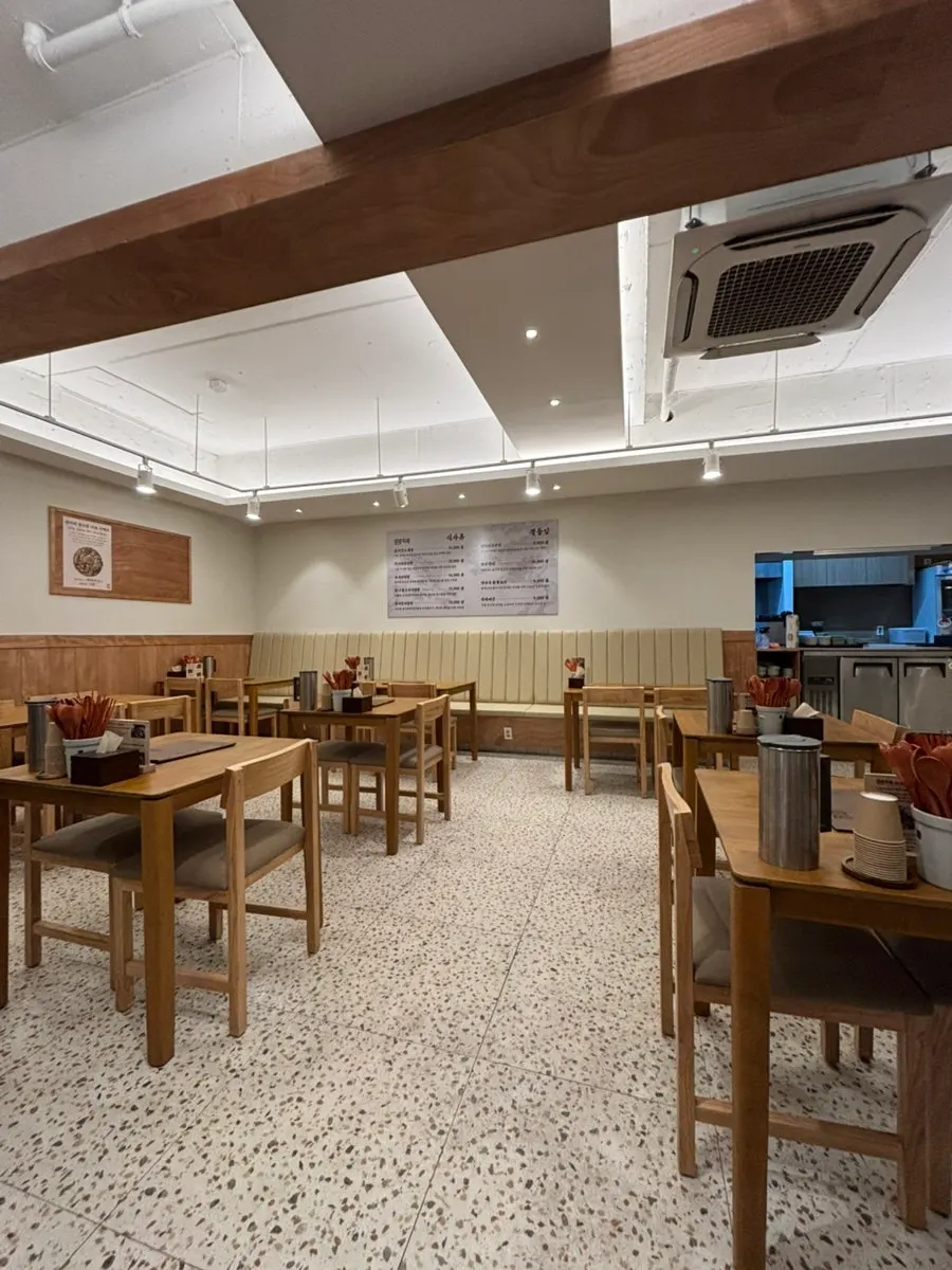 Hyangtaek's quiet dining room near closing time