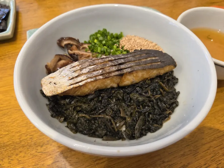 Mackerel gondre rice topped with grilled mackerel