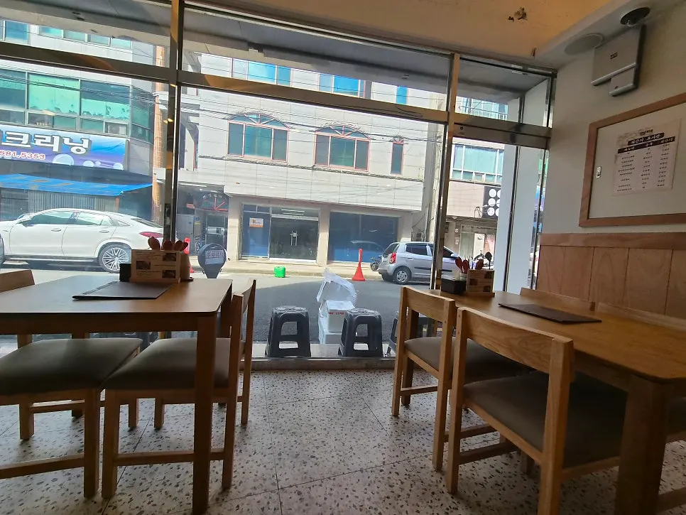 식사 후 한산해진 매장 좌석