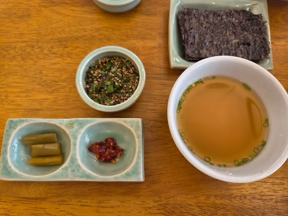 테이블에 차려진 두 가지 덮밥
