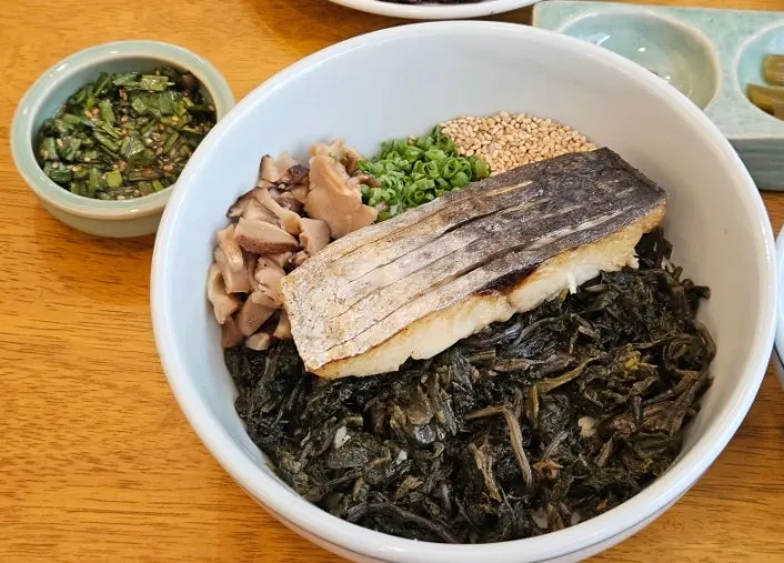 Mackerel gondre rice topped with gondre greens and grilled mackerel