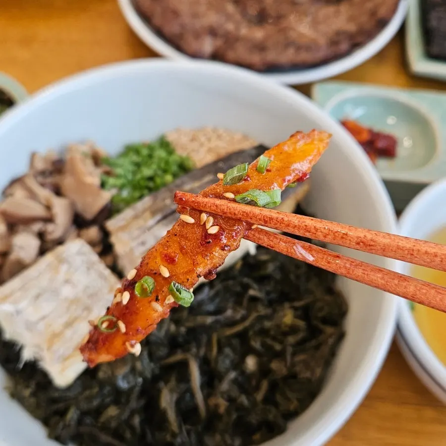 Mackerel gondre rice served alongside grilled deodeok
