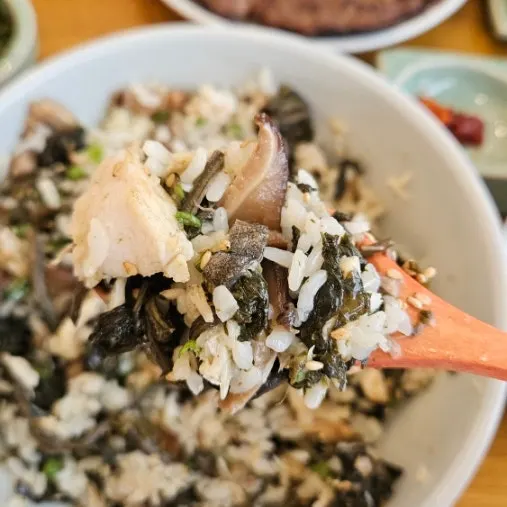Mackerel torn into small pieces and mixed with special sauce into gondre rice