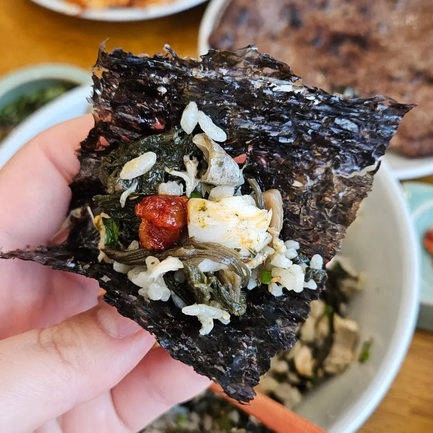 Wrapping gondre rice in gopchang gim seaweed