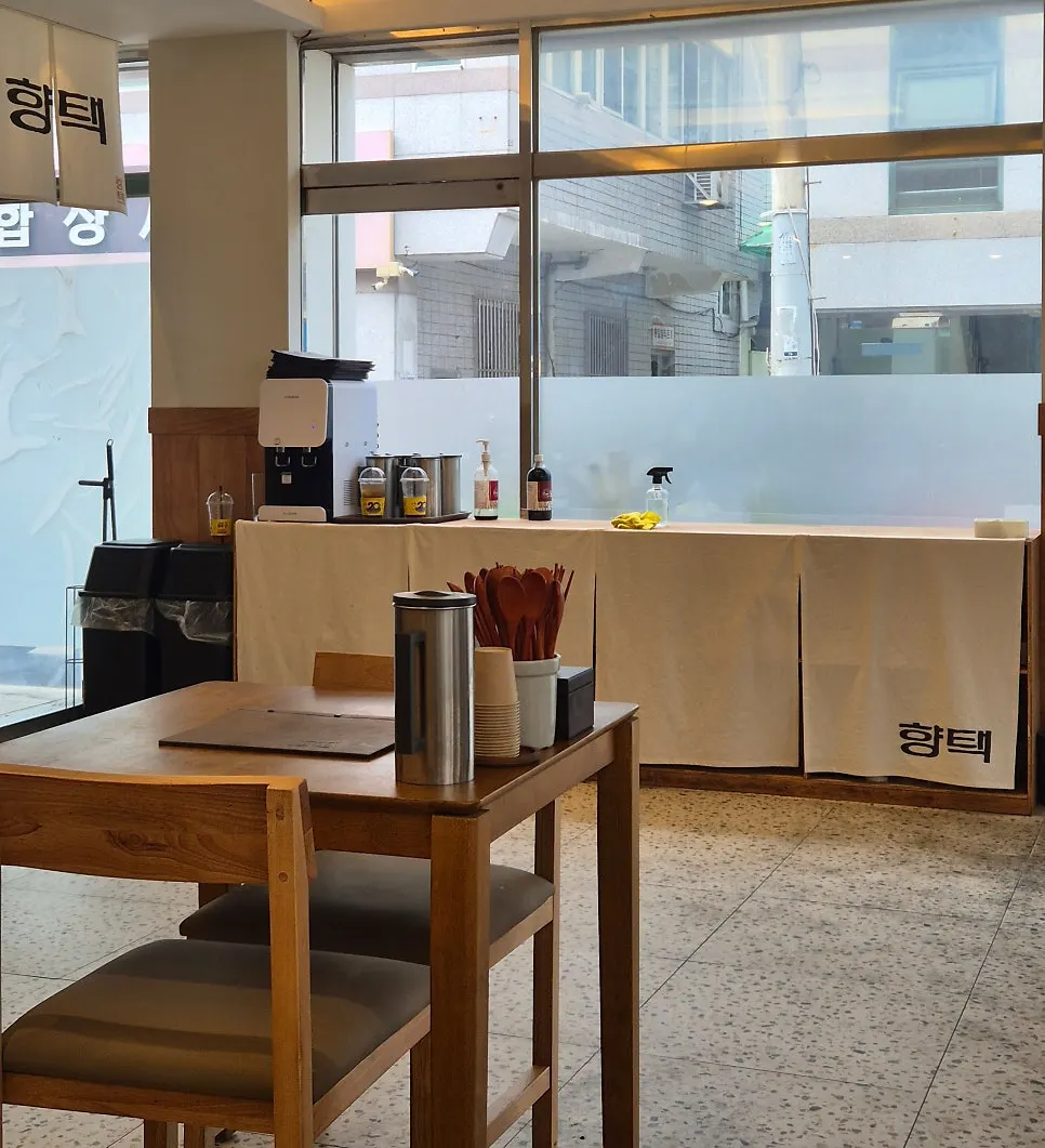 깔끔한 향택 성서계명대점 내부 모습