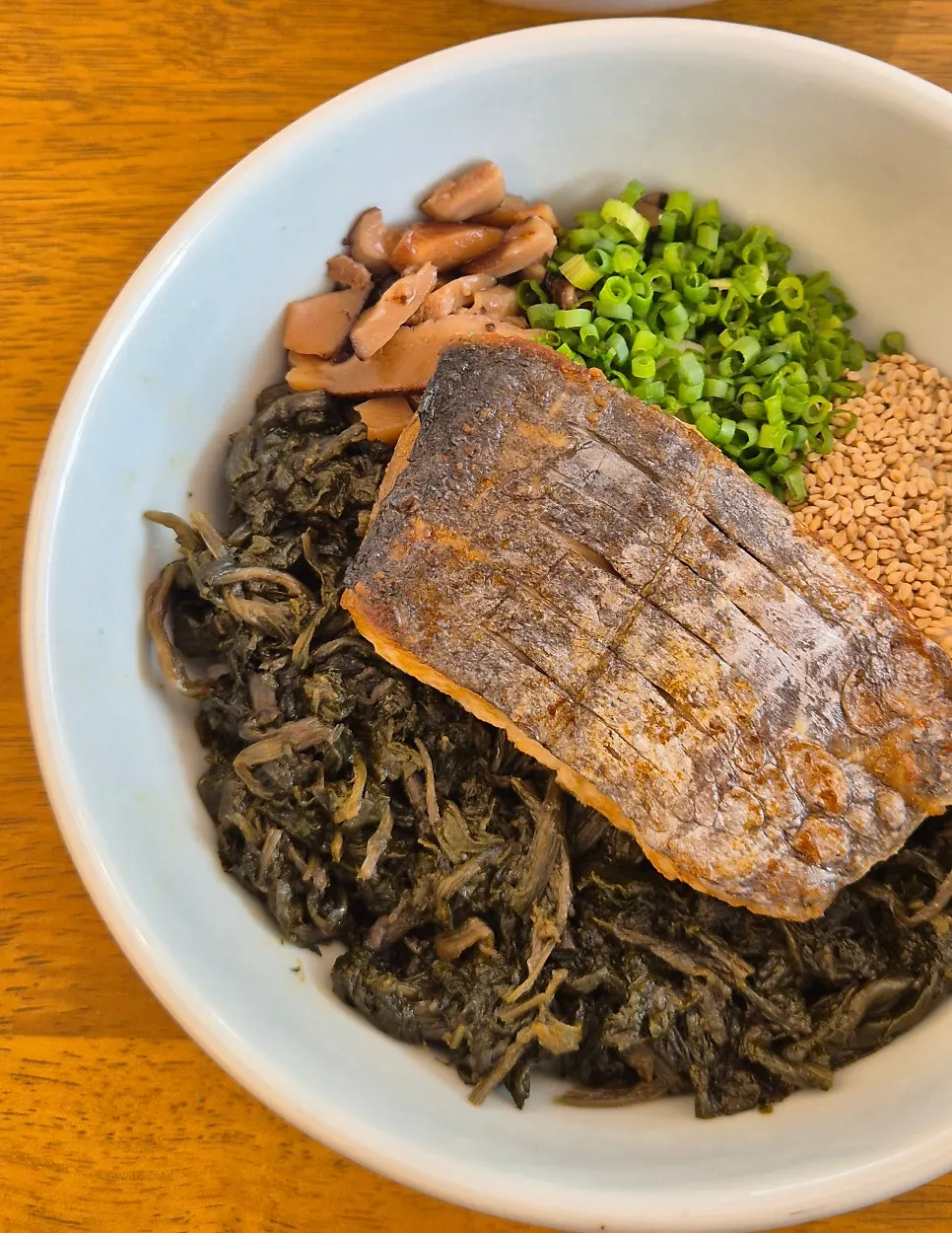 밥 위에 올라간 노릇한 순살 삼치