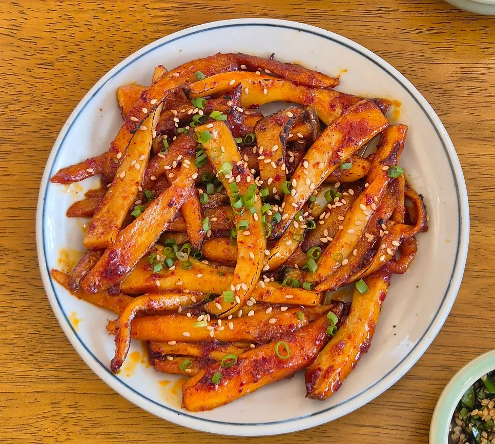 덮밥과 함께 차린 향택 한 상