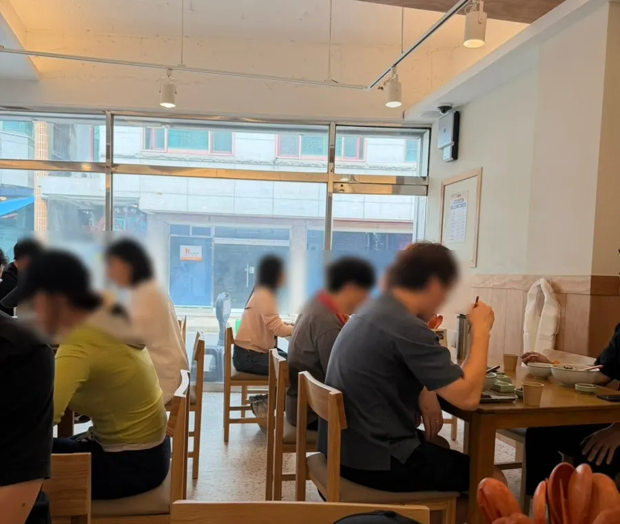 손님으로 북적이는 향택 성서계명대점 내부