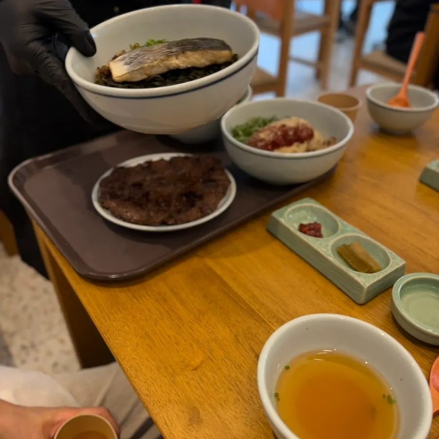 한꺼번에 차려진 향택 메뉴 네 가지