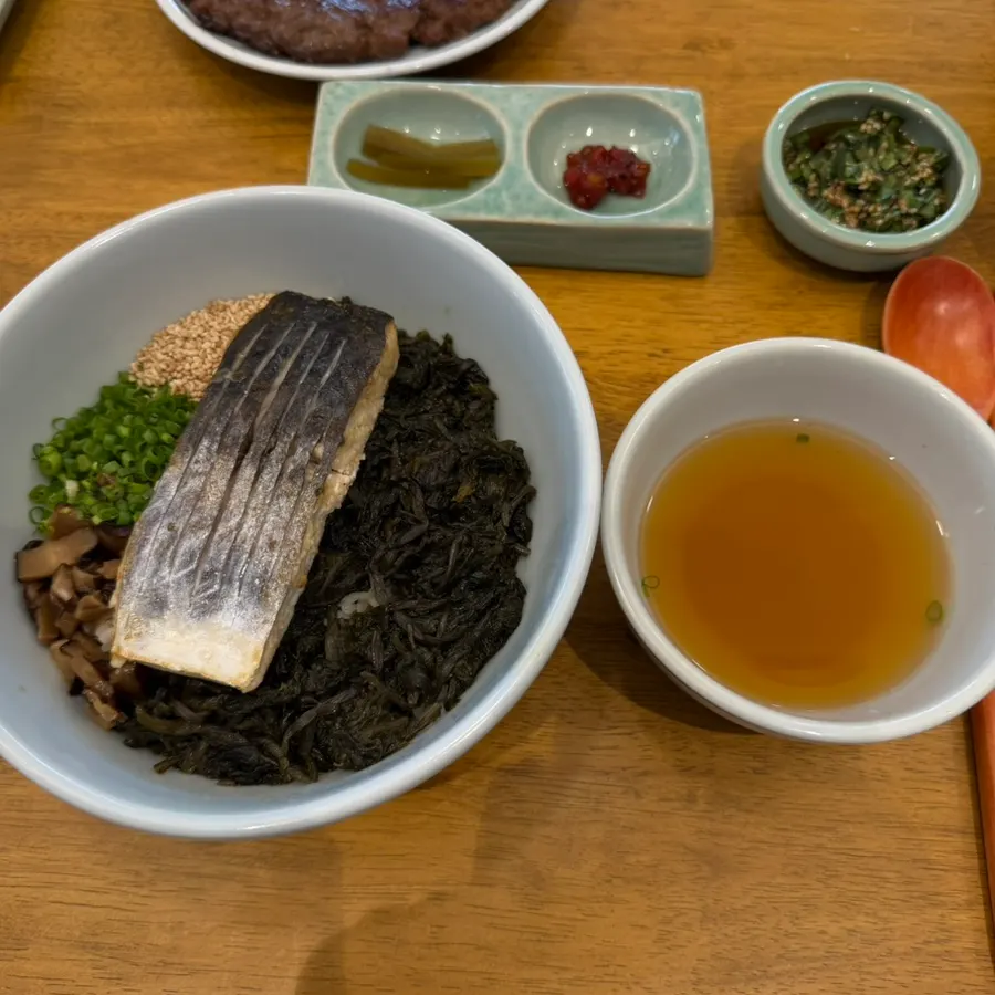 순살 삼치가 올라간 삼치곤드레밥