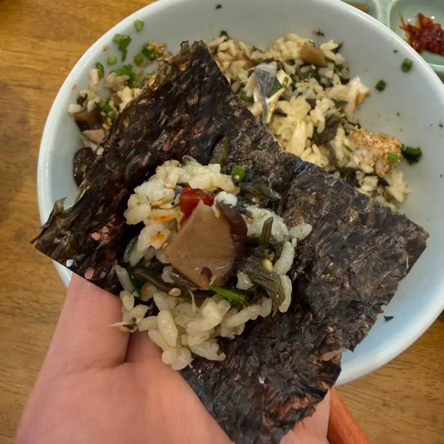 곱창김에 젓갈 얹어 싸 먹는 삼치곤드레밥