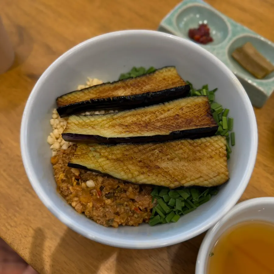 칼집 낸 큼직한 가지가 올라간 가지된장덮밥