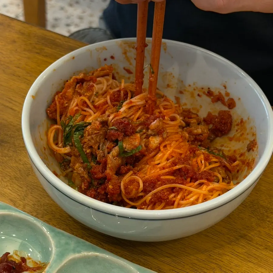 얇은 고기가 올라간 청어알 비빔면