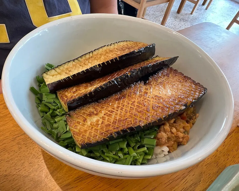 Table with the two signature bowls at Hyangtaek