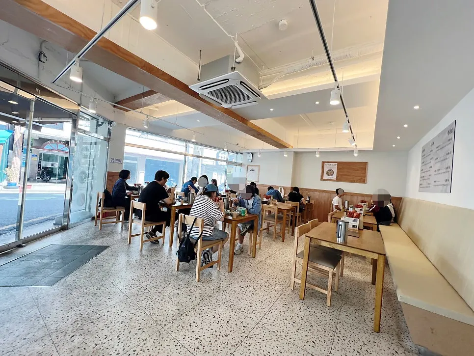 Interior of the dining room at Hyangtaek Seongseo Keimyung University Branch