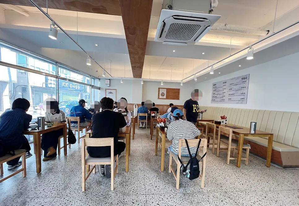 Table layout inside Hyangtaek's dining room