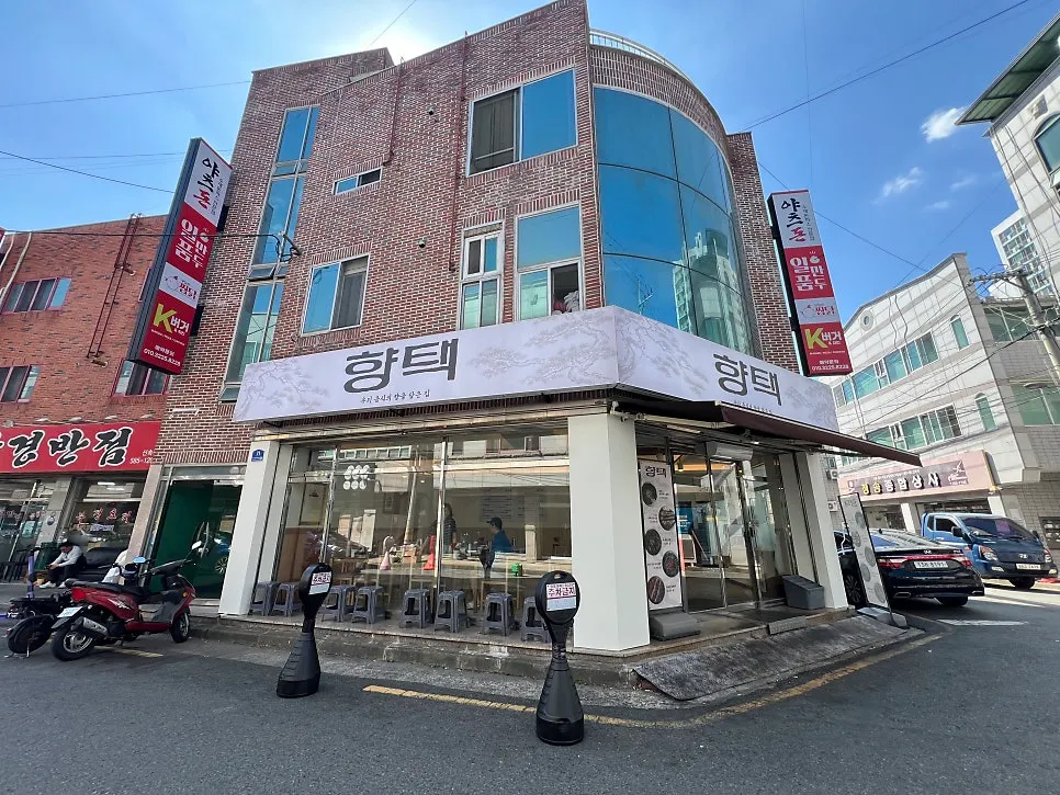 Seating and a table for group diners at Hyangtaek