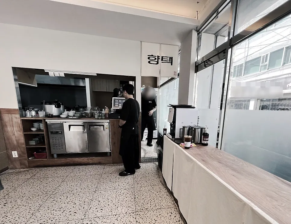 Hyangtaek's kitchen, neatly organized