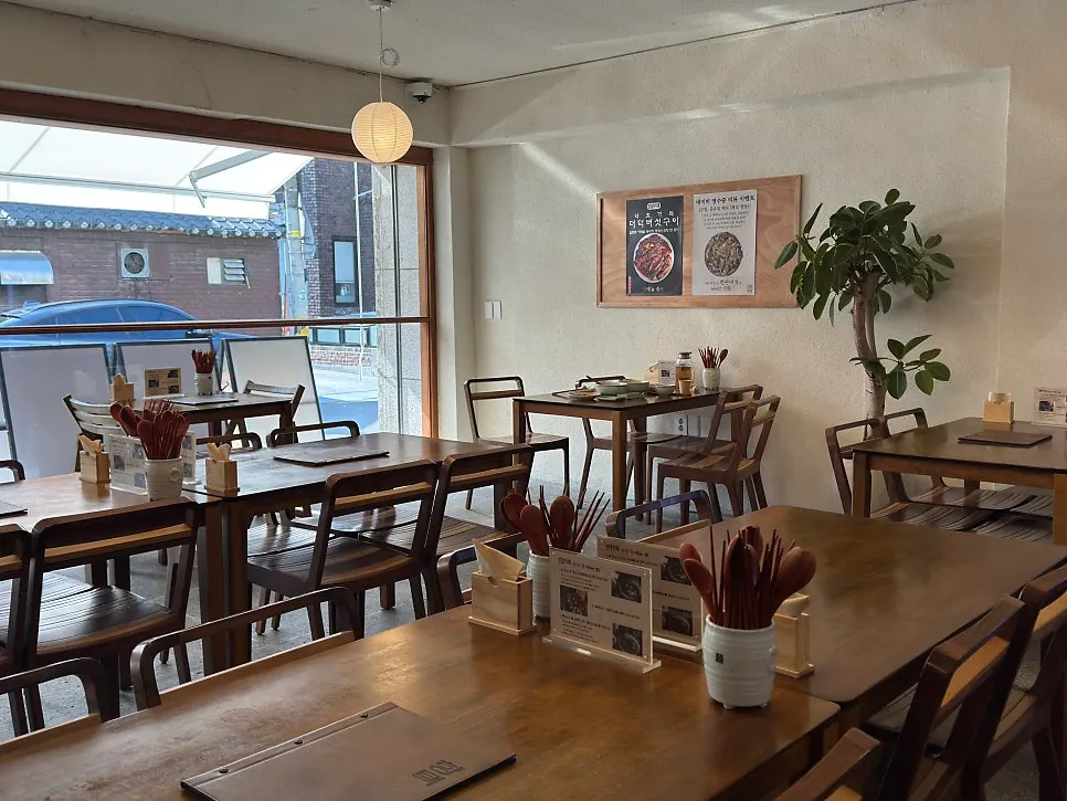 Window seats at Hyangtaek Daebong Branch with natural light
