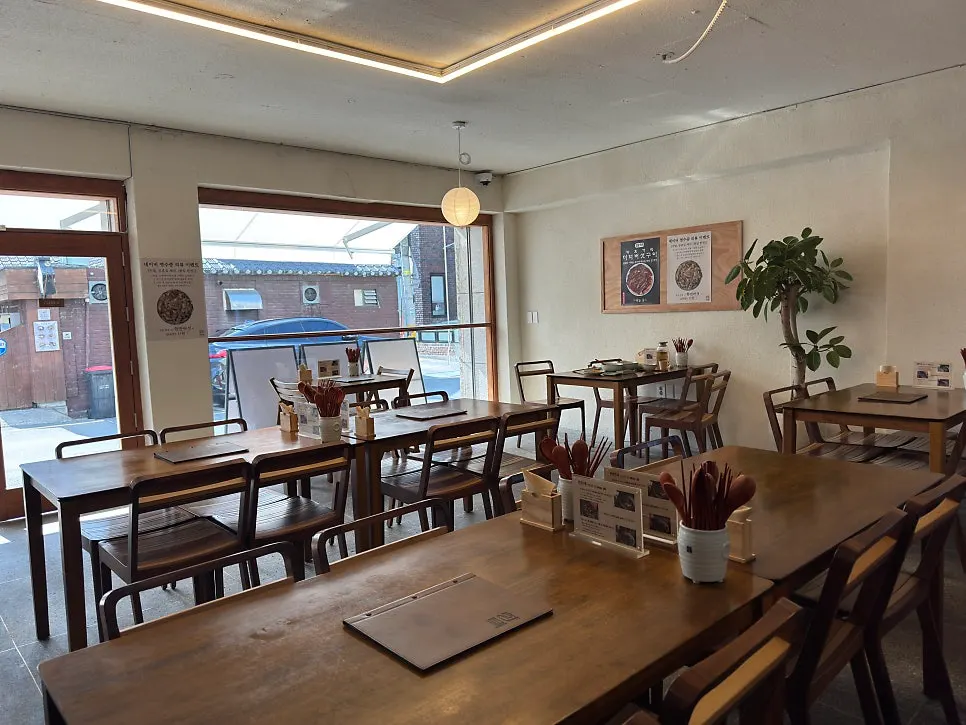 Seating good for group gatherings at Hyangtaek Daebong Branch