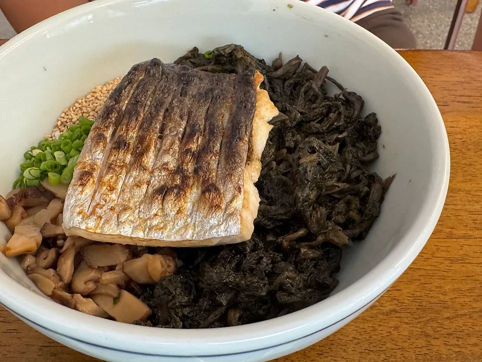 Mackerel gondre rice with mackerel on top of gondre