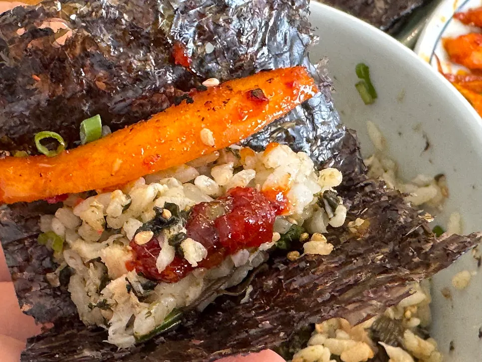 Wrap made with mackerel rice bowl and deodeok grill on gim