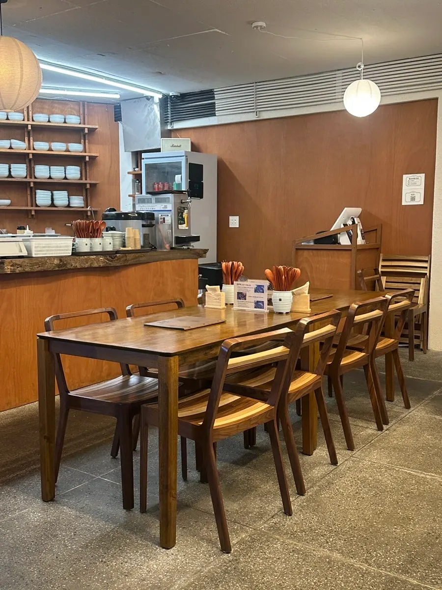 Widely spaced tables at Hyangtaek Daebong Branch