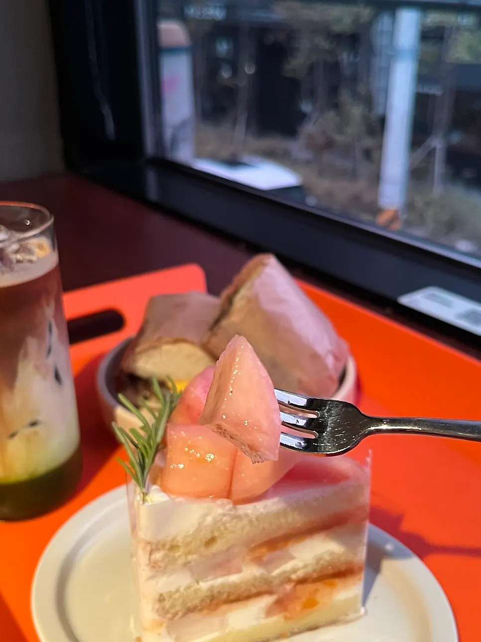 과육이 올라간 복숭아 케이크 단면